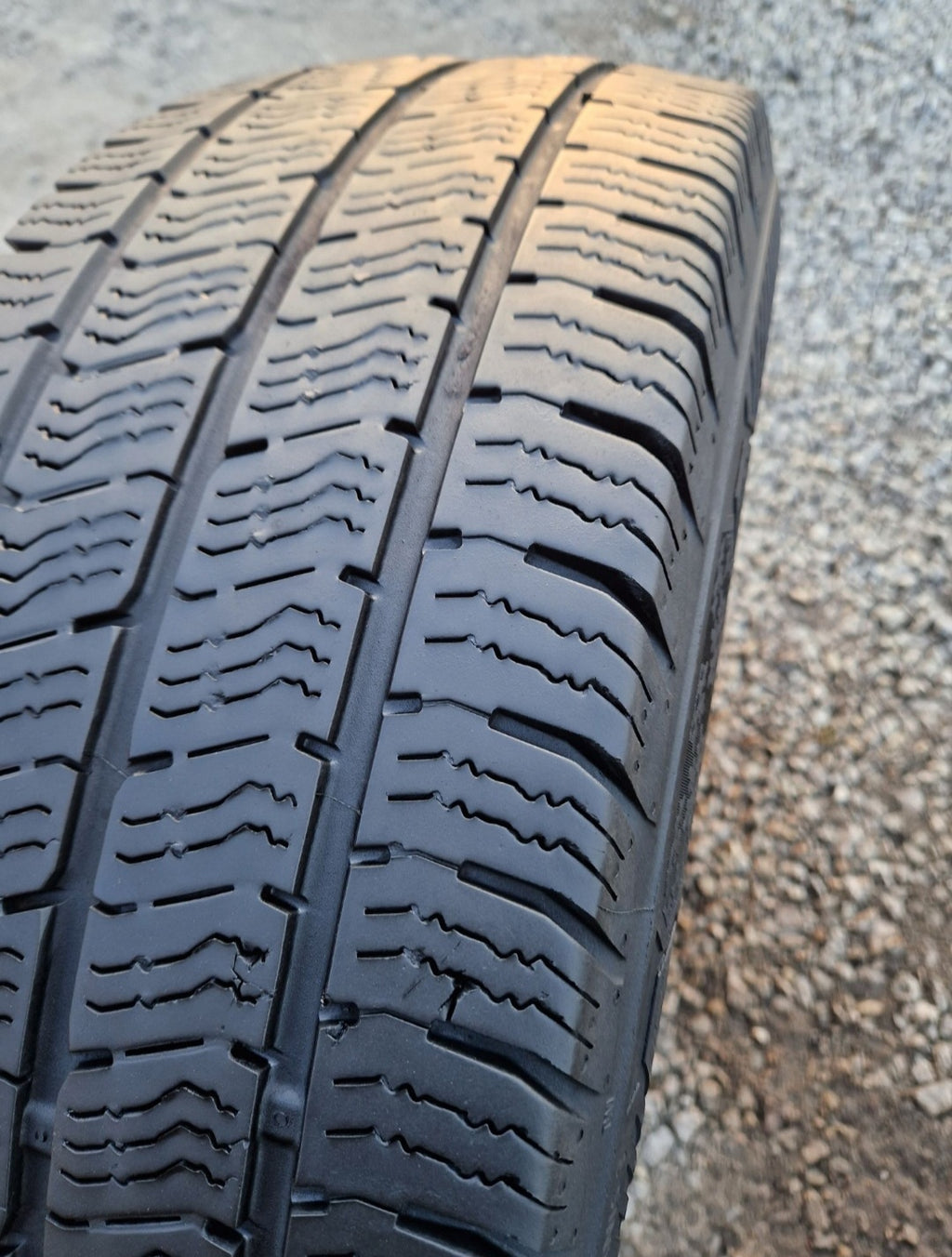 Opona zimowa Barum Snovanis 3  235/65r16C